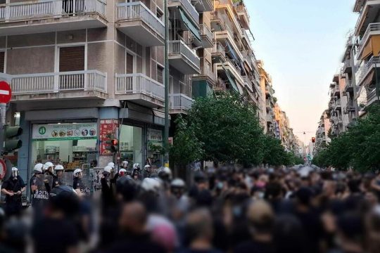 Οι συγκεντρωμένοι μπροστά σε αστυνομικό κλοιό